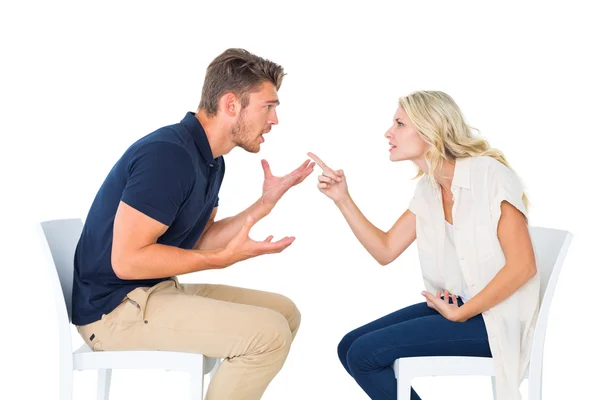 对年轻夫妇坐在椅子上争论 — 图库照片