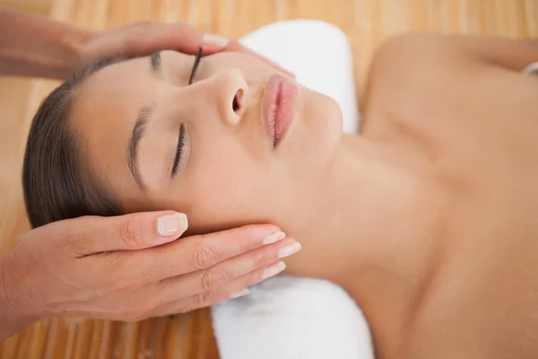 Linda morena desfrutando de massagem na cabeça — Fotografia de Stock