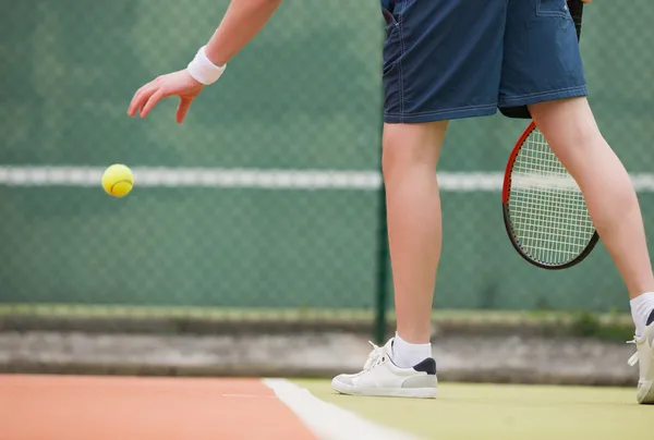 Young tennis player about to serve — Stock Photo, Image