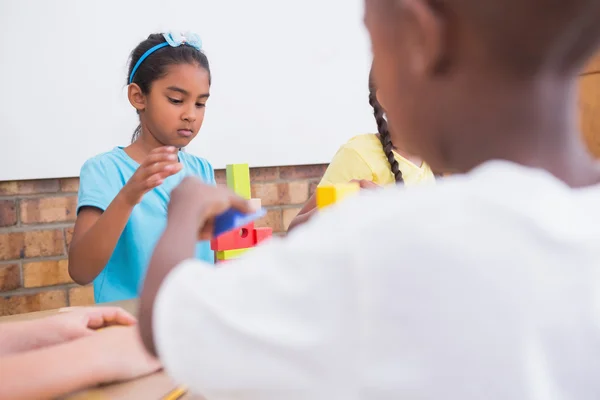 Schüler spielen mit Bausteinen — Stockfoto