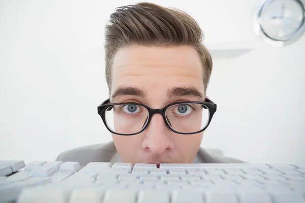 Homem de negócios nerd olhando para o teclado — Fotografia de Stock