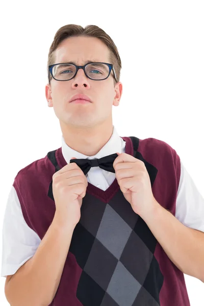 Nerdy hipster vaststelling zijn vlinderdas — Stockfoto