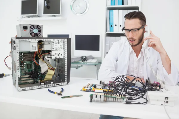 Dataingenjör tittar på trasig enhet — Stockfoto