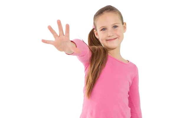 Schattig klein meisje toont haar hand — Stockfoto