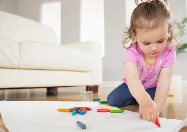 Kleines Mädchen zeichnet im Wohnzimmer — Stockfoto