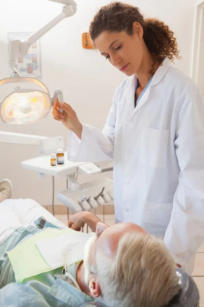 Tandläkaren undersöker en patienter tänder — Stockfoto