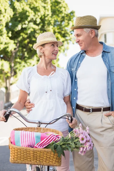 Gelukkige volwassen paar gaan voor een fiets rijden in de stad — Stockfoto