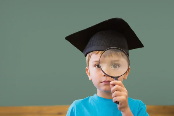 Schüler in Mörteltafel im Klassenzimmer — Stockfoto