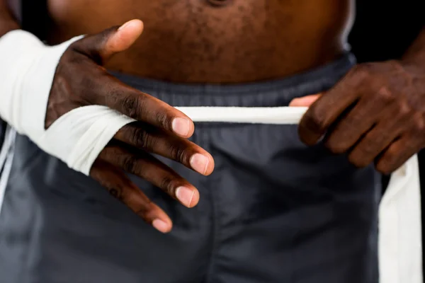 Homem liga bandagem na mão — Fotografia de Stock