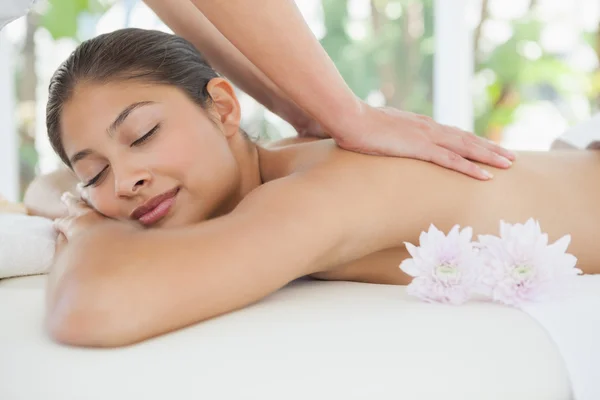 Schöne Brünette genießt Rückenmassage — Stockfoto