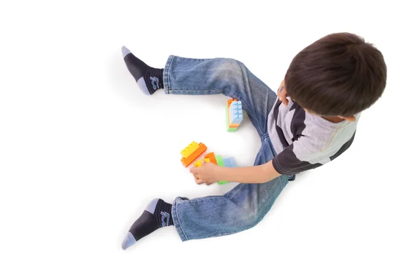 Liten pojke leker med byggstenar — Stockfoto