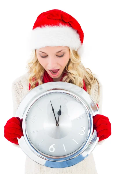 Rubia festiva sosteniendo reloj grande —  Fotos de Stock