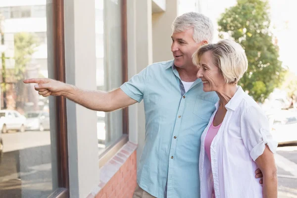 Glad äldre par fönster shopping i staden — Stockfoto