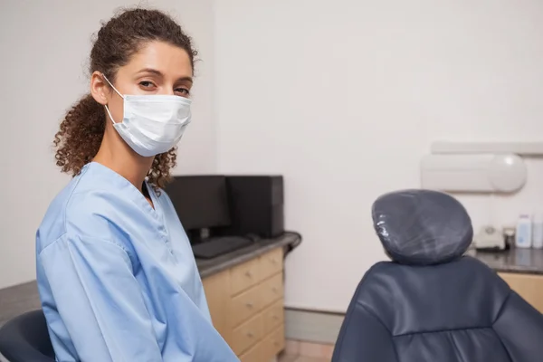 Dentista in maschera chirurgica — Foto Stock