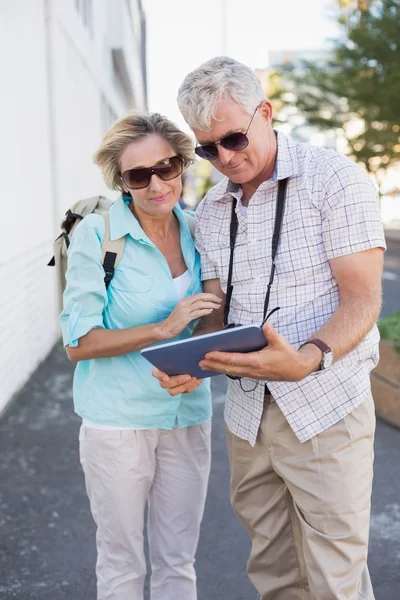 Heureux couple de touristes en utilisant tablette dans la ville — Photo