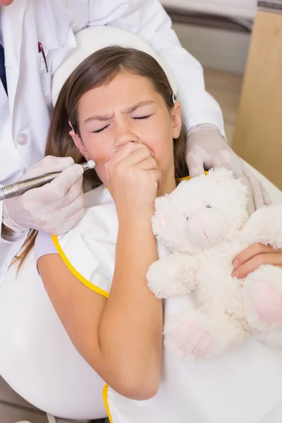Tandarts proberen om te zien van patiënten tanden — Stockfoto