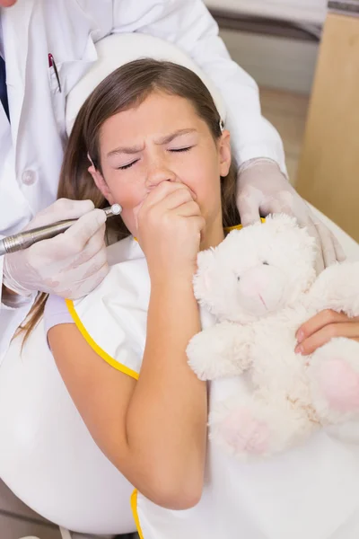 Dentist trying to see patients teeth — Stock Photo, Image