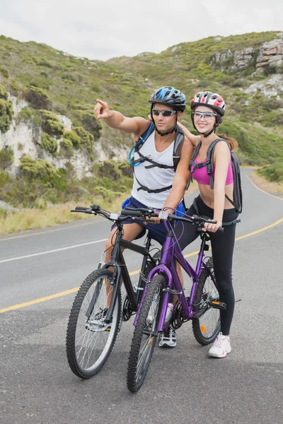 Sportos pár hegyi kerékpározás — Stock Fotó