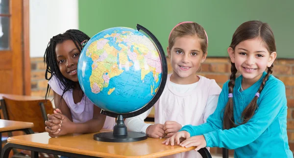 Alunos sentados em sala de aula com globo — Fotografia de Stock