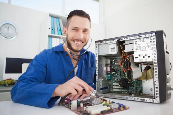 Ingeniero informático escuchando cpu — Foto de Stock