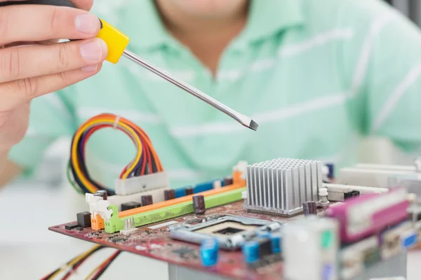 Techniker arbeitet an kaputtem CPU — Stockfoto