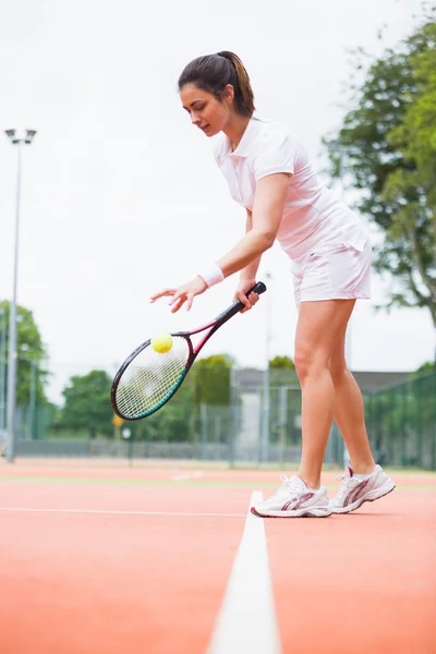 Jugador de tenis jugando un partido en la cancha — Foto de Stock