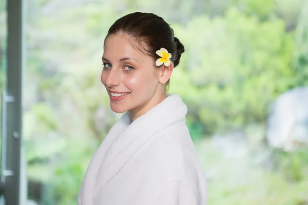 Retrato de una hermosa joven en albornoz — Foto de Stock