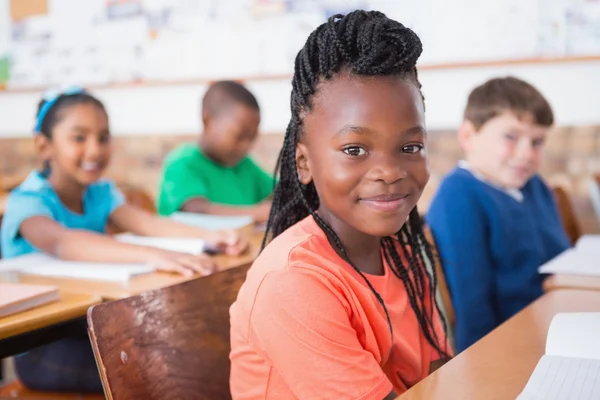 Pupille che ascoltano attentamente in classe — Foto Stock