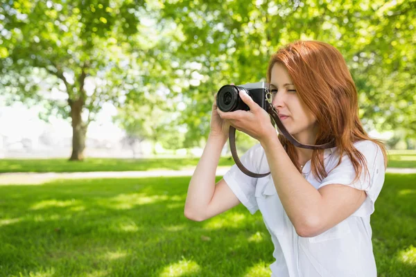 Rödhårig ta ett foto i parken — Stockfoto