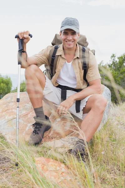 Dağ arazi üzerinde oturan adam hiking — Stok fotoğraf