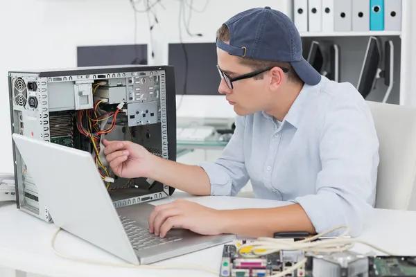 Компьютерный инженер работает на сломанной консоли — стоковое фото