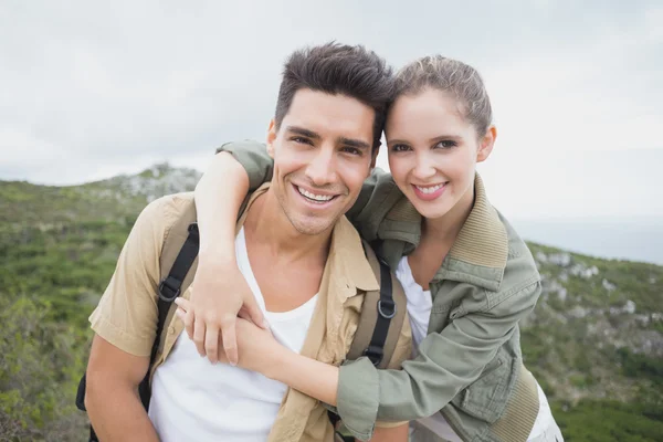 Pareja de senderismo caminando en terreno de montaña — Foto de Stock