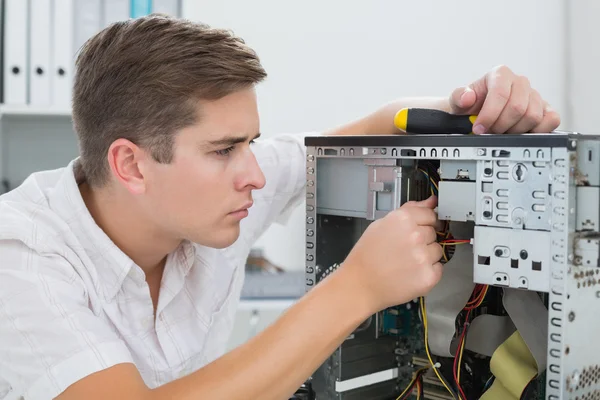 Jonge technicus op gebroken computer werkt — Stockfoto
