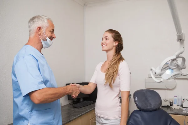Dentista stringendo la mano con il suo paziente — Foto Stock