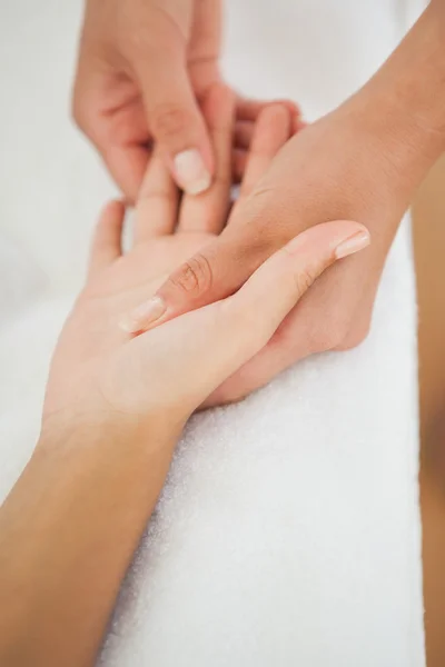 Donna che riceve massaggio alle mani — Foto Stock