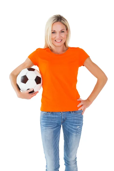 Fotbollsfan håller bollen i orange tshirt — Stockfoto