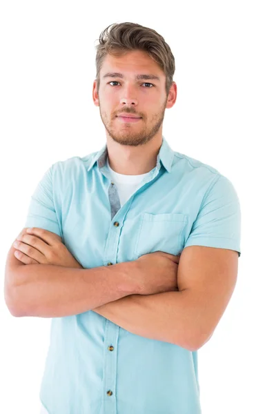 Beau jeune homme posant avec les bras croisés — Photo