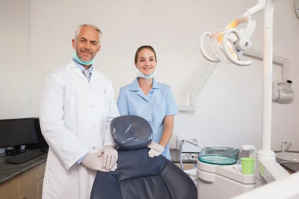 Dentista e assistente sorridente — Foto Stock