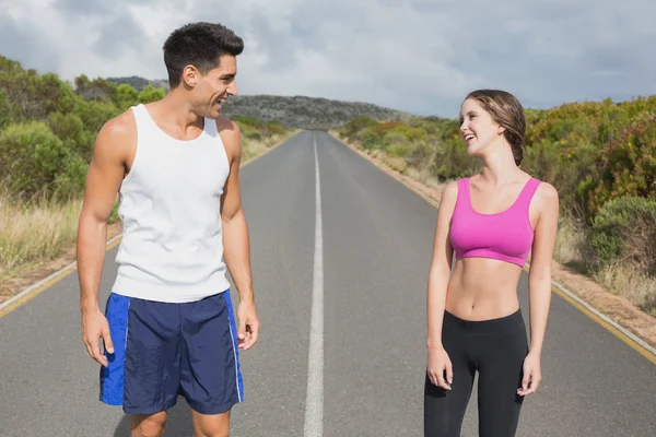 Fit casal de pé na estrada aberta — Fotografia de Stock