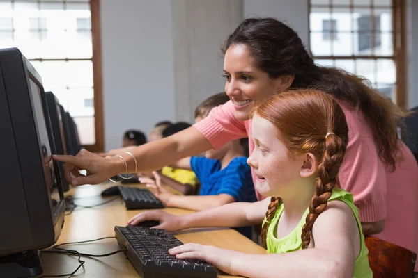 Leerlingen in computer klas met leraar — Stockfoto