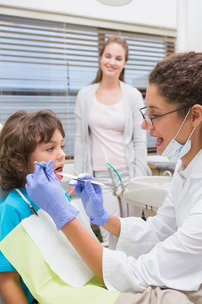 Pediatrische tandarts onderzoeken een weinig jongens tanden — Stockfoto