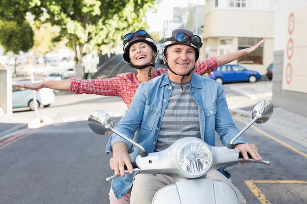 幸福的成熟夫妇骑摩托车在城市 — 图库照片
