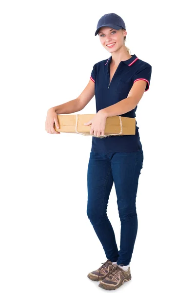 Щаслива жінка з доставкою тримає картонну коробку — стокове фото