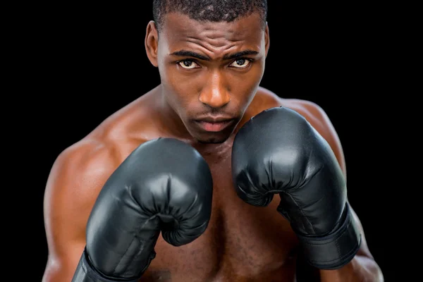 Boxeador musculoso sin camisa en postura defensiva —  Fotos de Stock