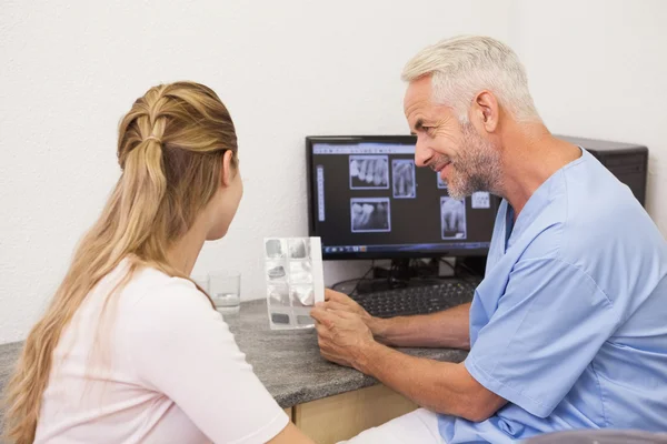 Dentista e assistente estudando raios-X — Fotografia de Stock