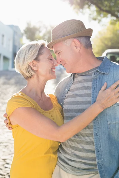 Glad äldre par ler mot varandra i staden — Stockfoto