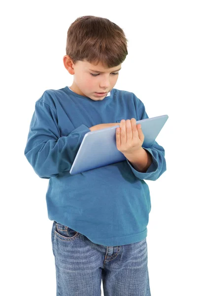Маленький мальчик с помощью планшетного ПК — стоковое фото