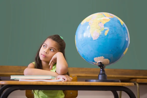 Leerling denken in klas met globe — Stockfoto