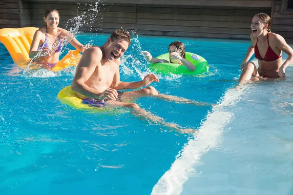 Pessoas brincando na piscina — Fotografia de Stock