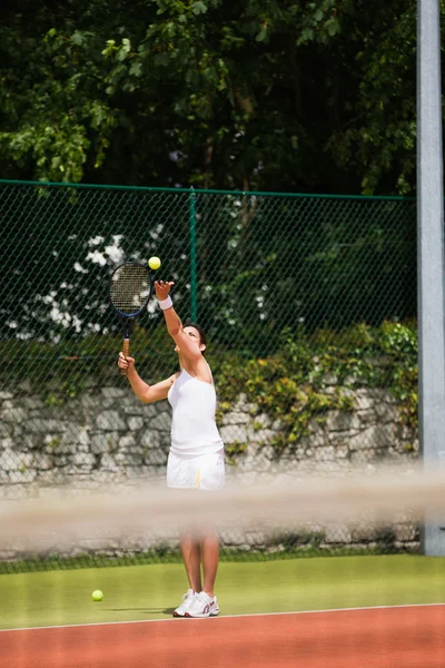 Pretty tennis player about to serve — Stock Photo, Image